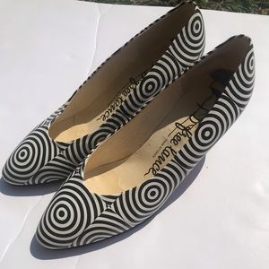 Vintage Free Lance black and white classic pumps